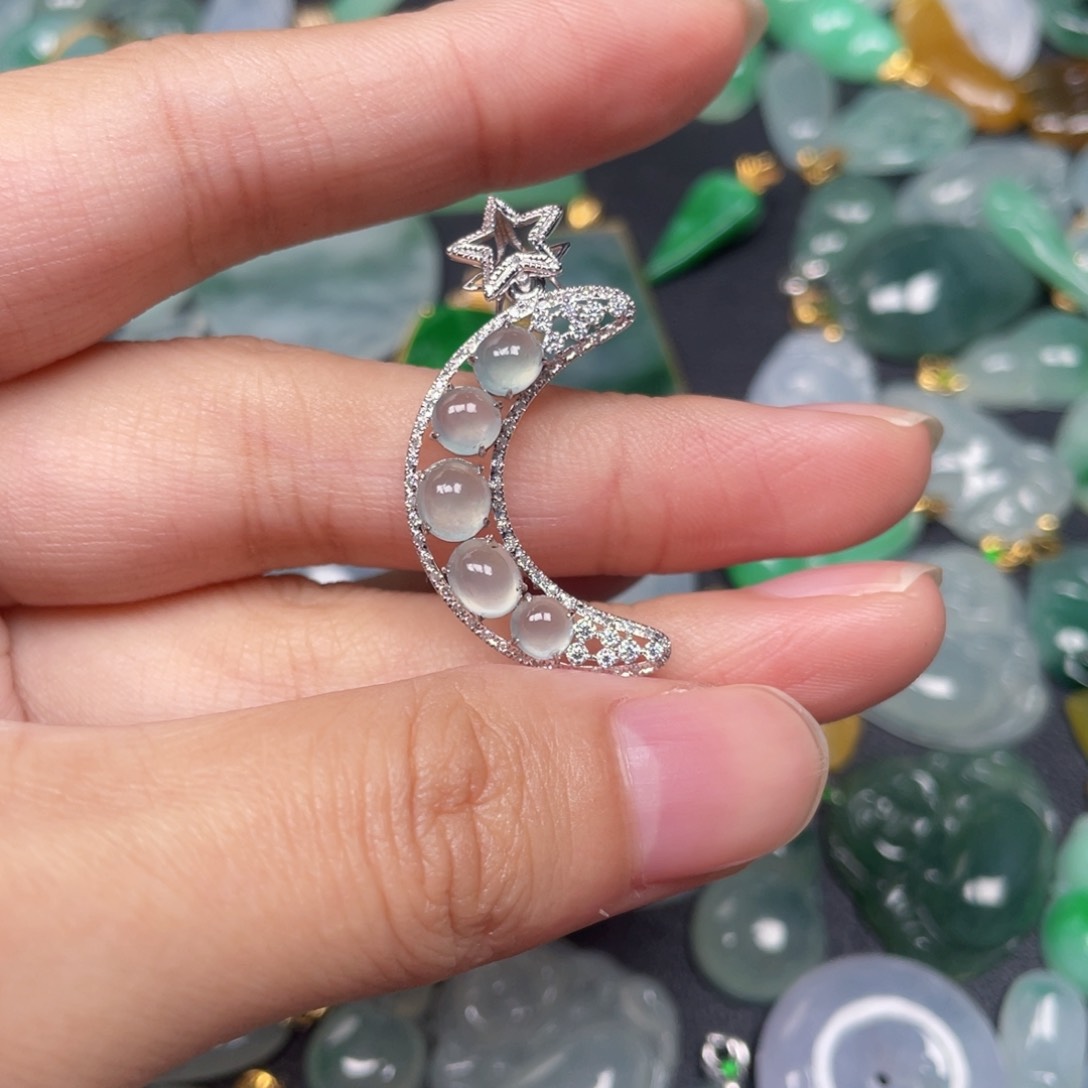 翡翠颈饰18K金镶嵌翡翠