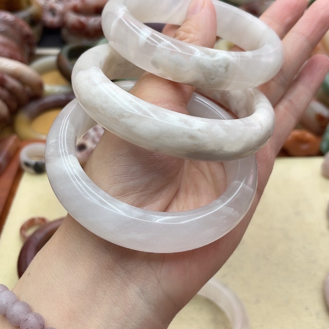 石英岩玉未镶嵌圈口齐全