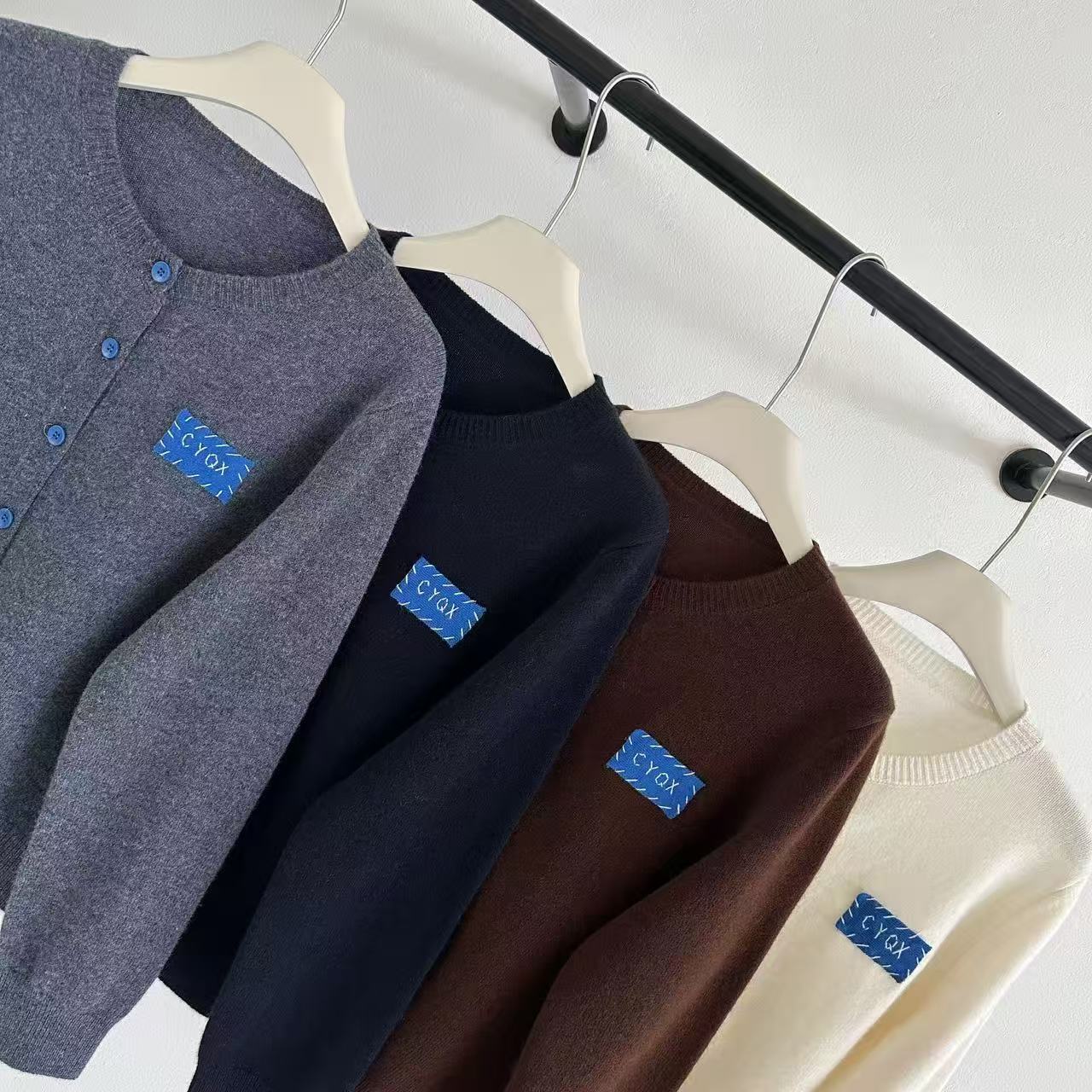 毛针织衫圆领刺绣字母中领开衫蓝扣款针织衫