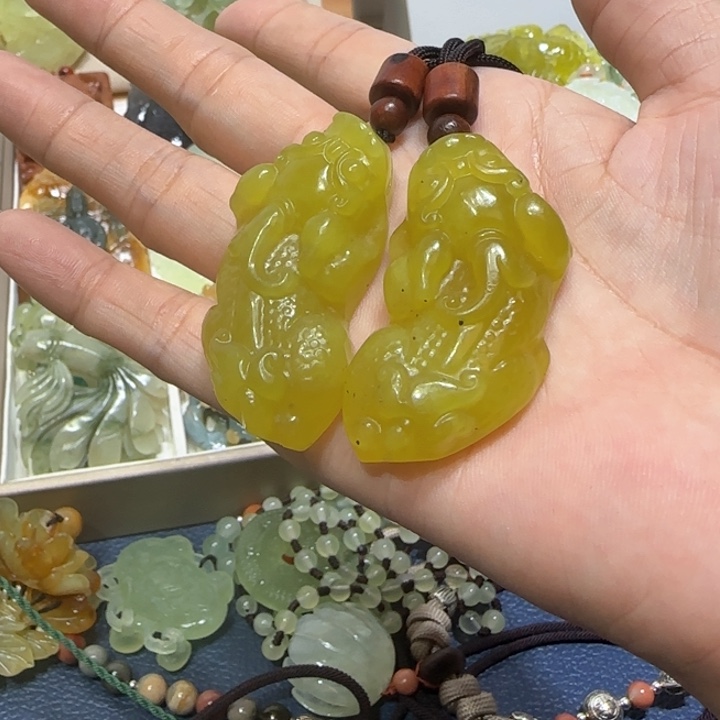 未镶嵌蛇纹石玉吊坠