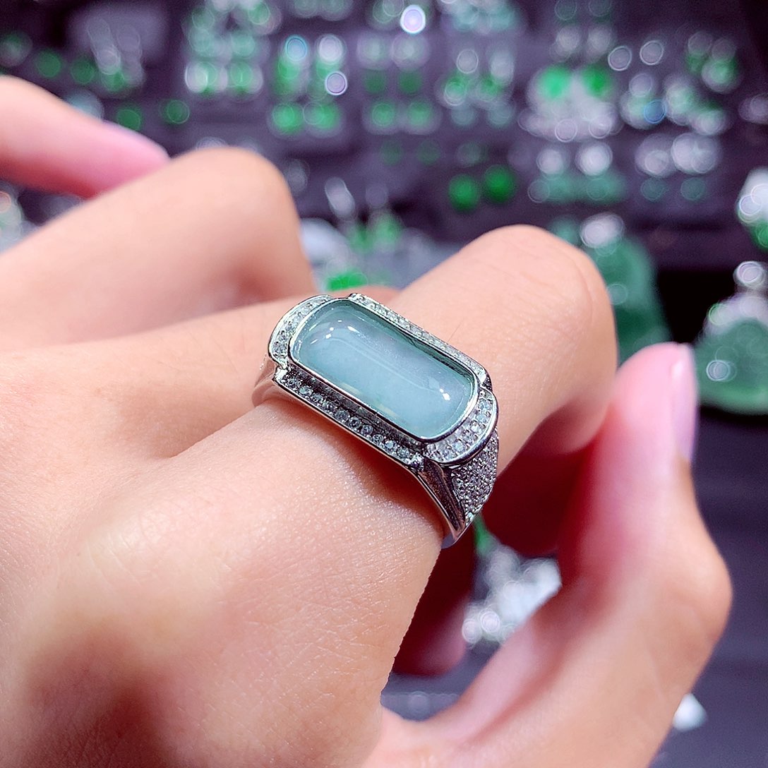 翡翠未镶嵌颈饰戒指