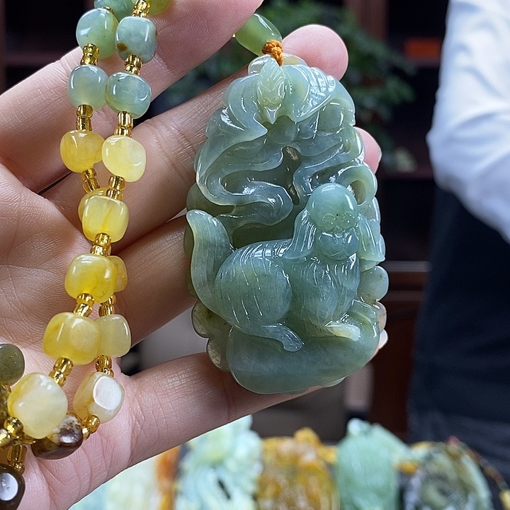 蛇纹石玉未镶嵌颈饰