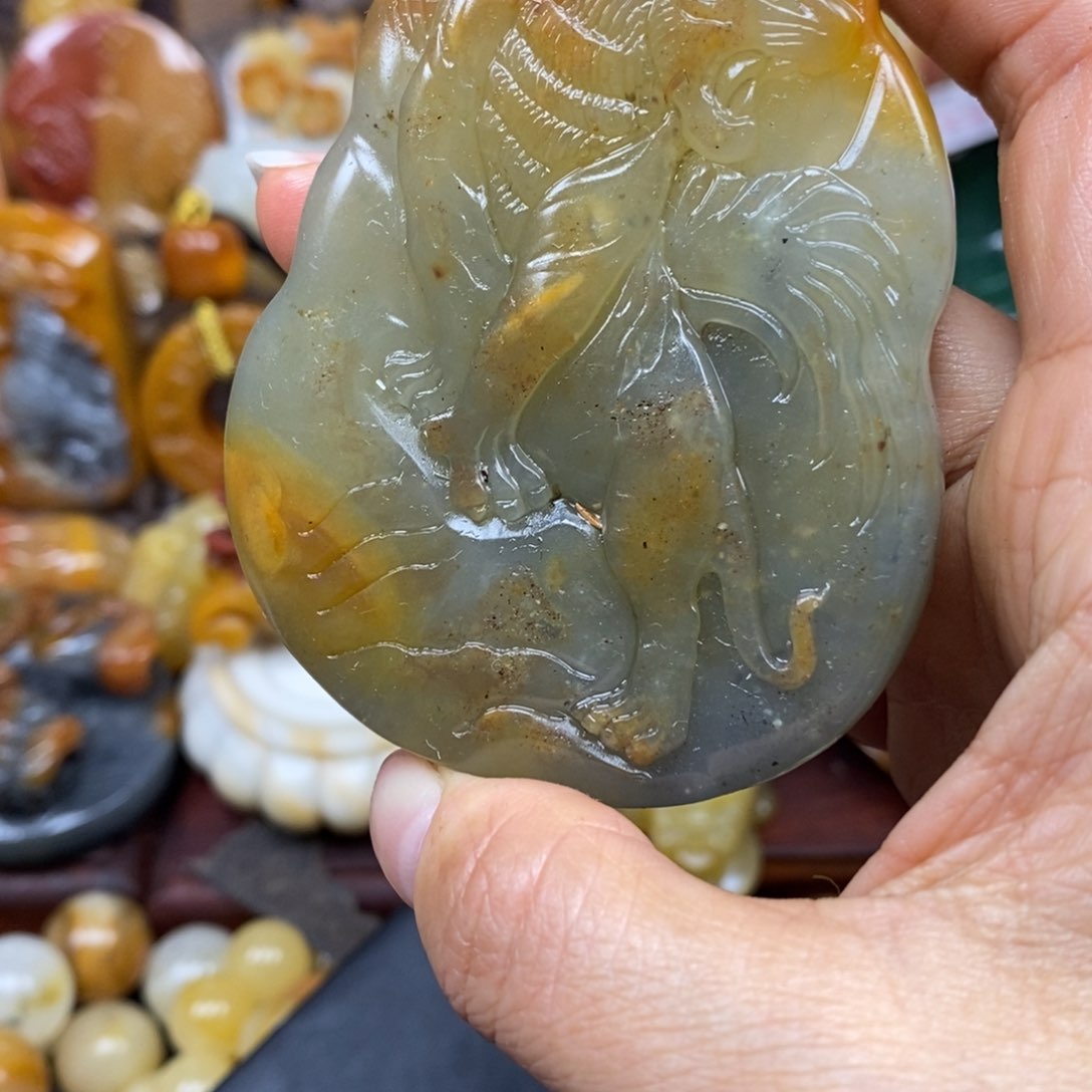 石英质玉（黄龙玉）颈饰未镶嵌