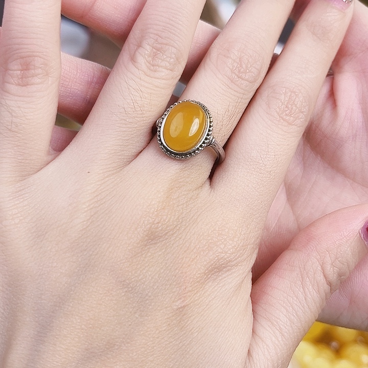 银S925镶嵌琥珀裸石鸡油黄蛋面戒指