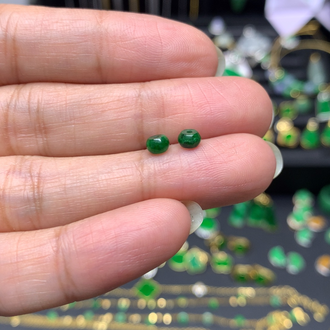 翡翠未镶嵌颈饰有纹