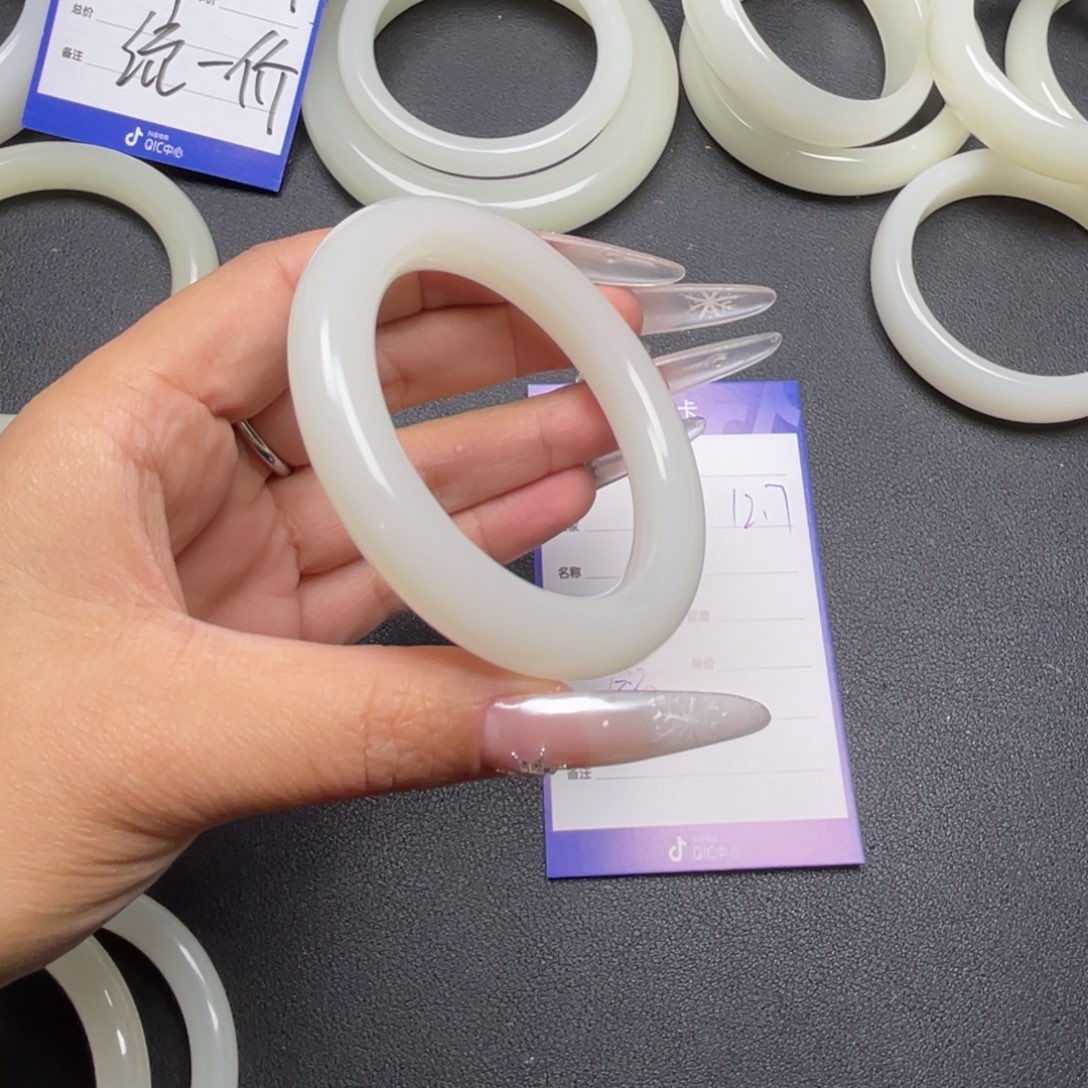 兔****54圈口胖圆条暖白色