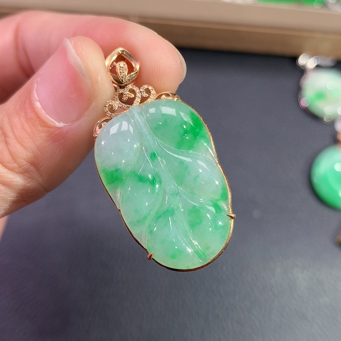 翡翠吊坠(赠链)18K金镶嵌