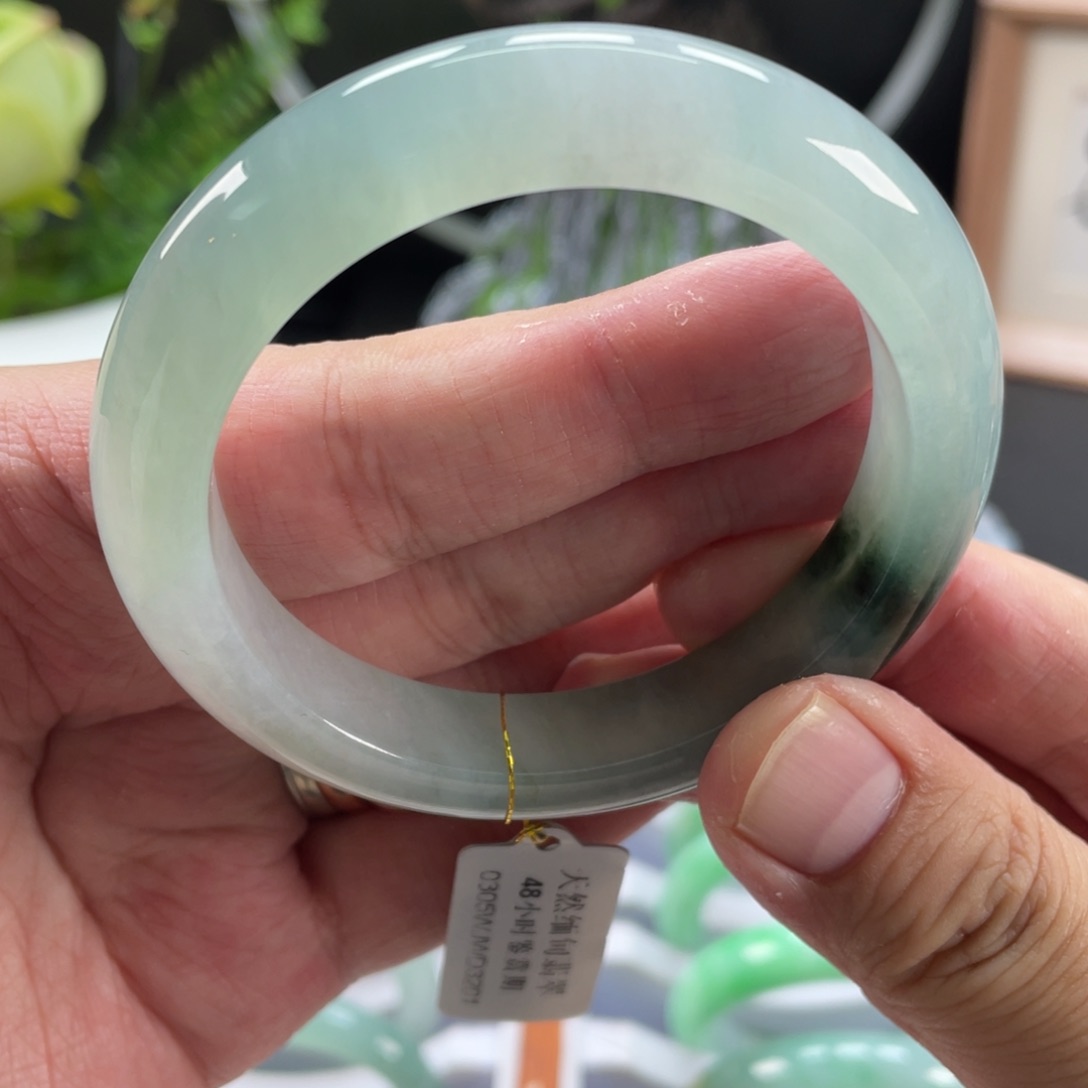 翡翠手镯未镶嵌飘花