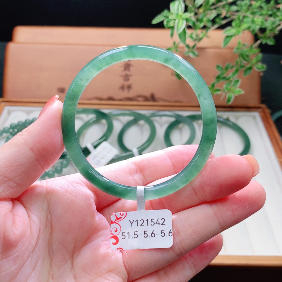 未镶嵌手镯（圆镯）翡翠