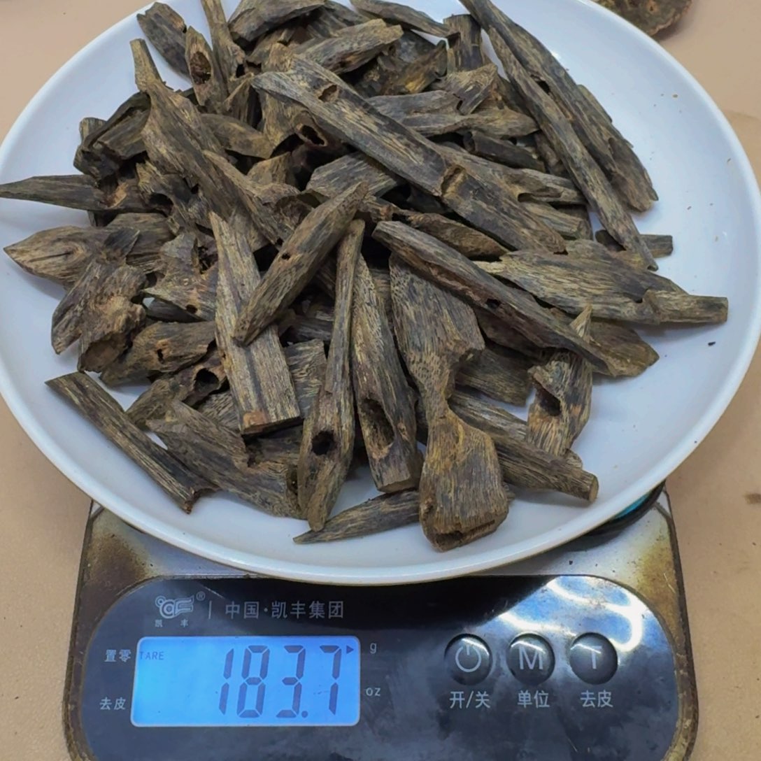 飛***哥沉香沉香碎屑张勺子高油树枝料183克
