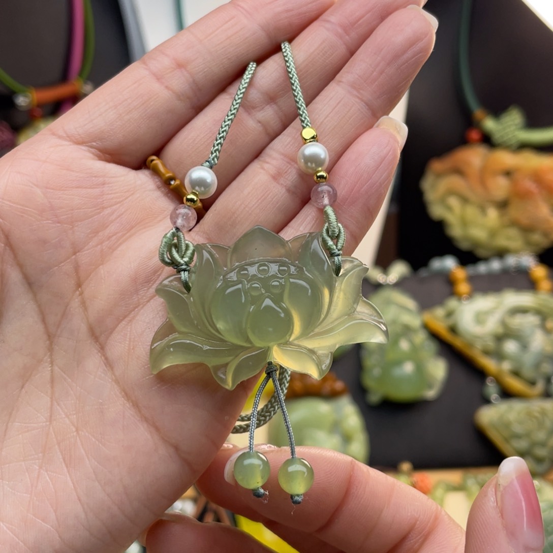 蛇纹石玉未镶嵌颈饰