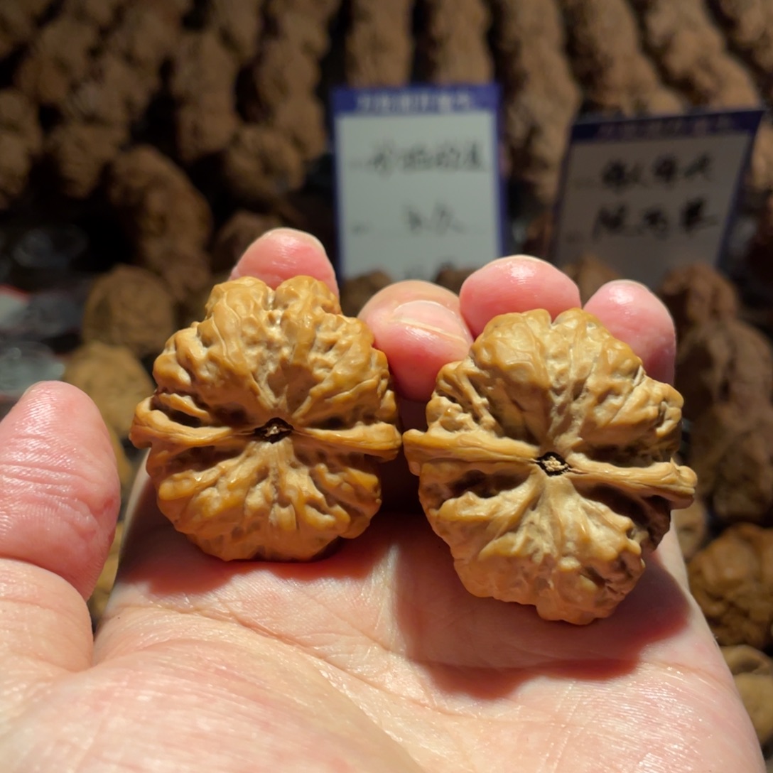 Z***Z吊坠文玩核桃蛤蟆去皮切成小块备用的