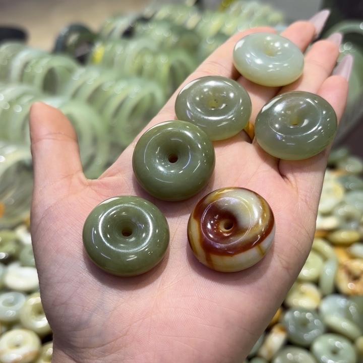 拿***慕岫玉未镶嵌手镯天然