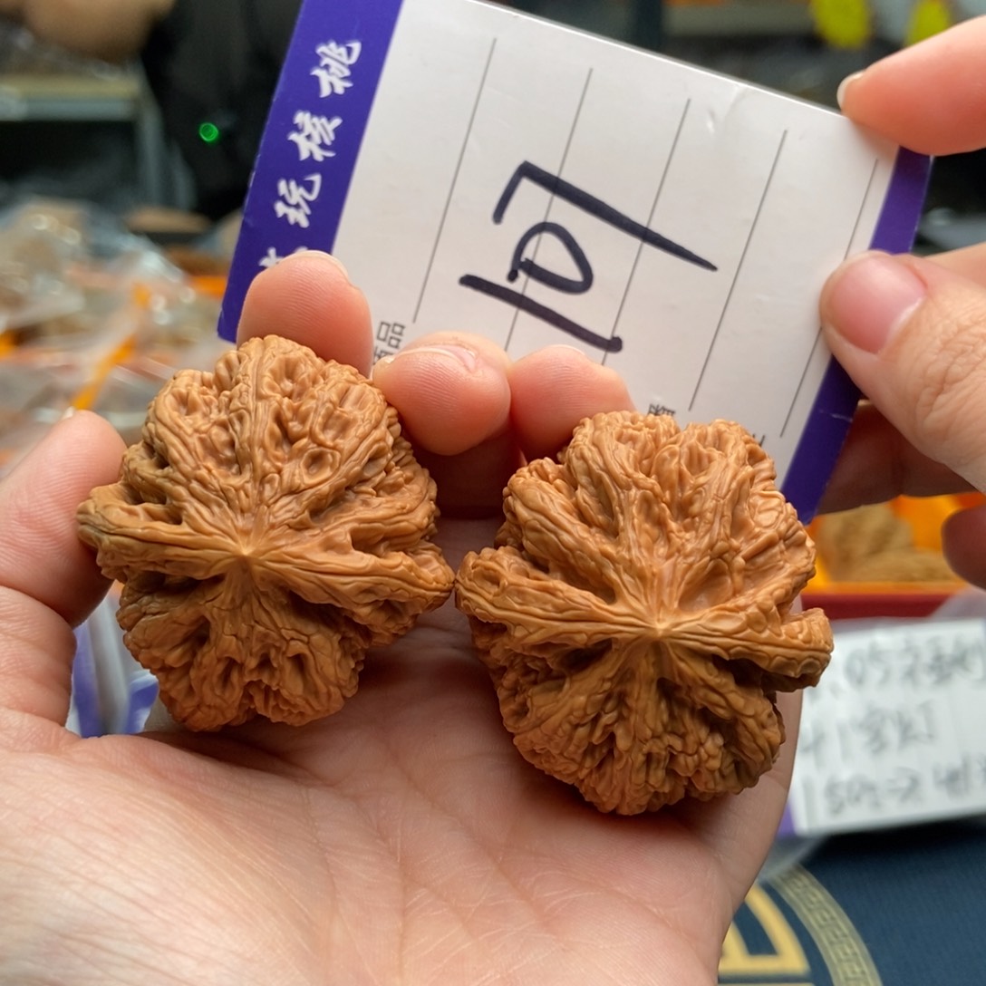 文玩核桃吊坠42粗筋