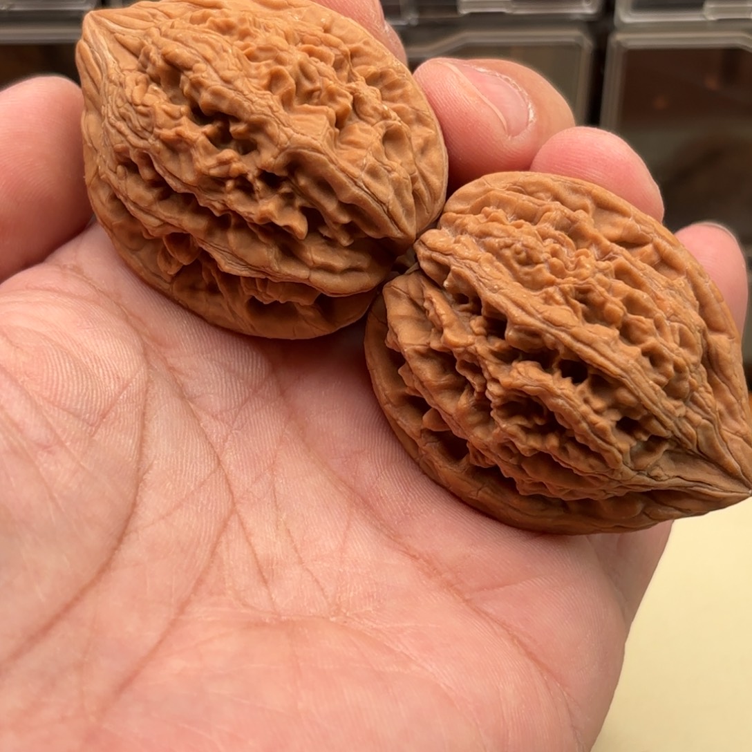 江***。文玩核桃把件大沽石