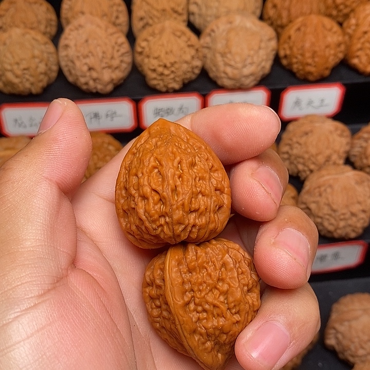 文玩核桃把件田**：一抹红