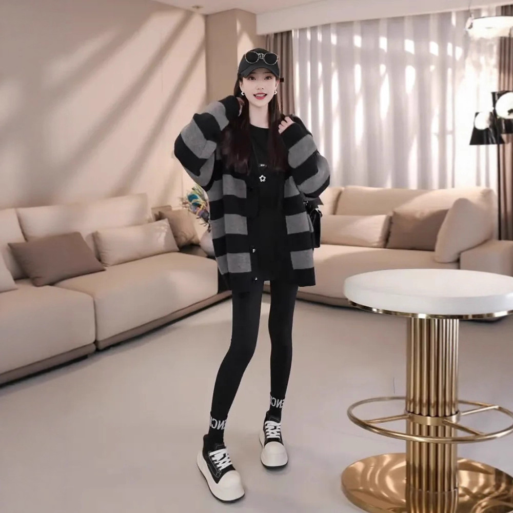 大码秋冬季新款宽松复古慵懒风拼色条纹毛衣针织开衫外套女潮