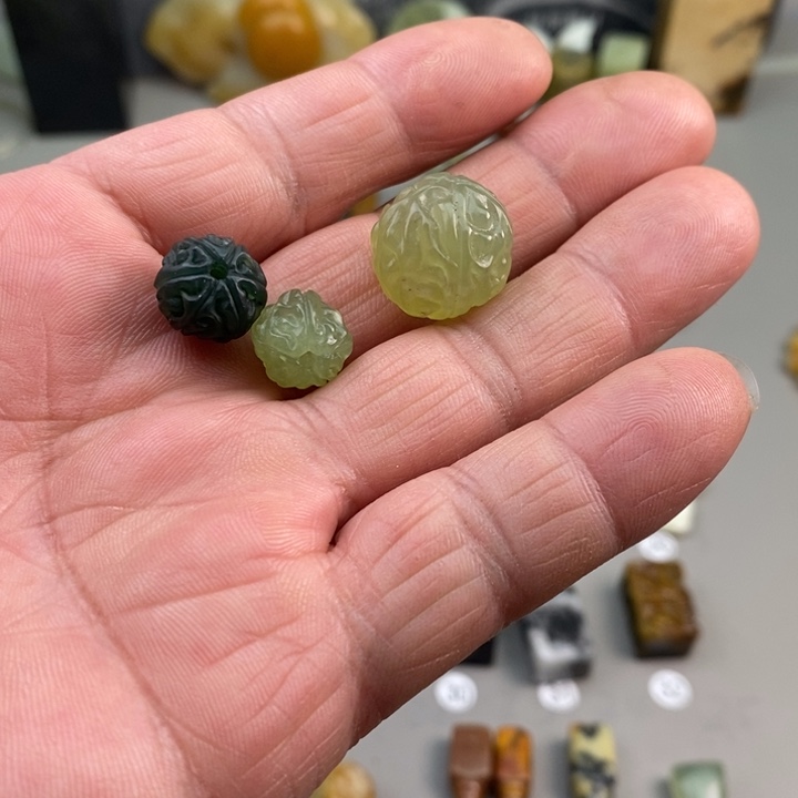 沈***腾蛇纹石玉未镶嵌文玩百搭配饰