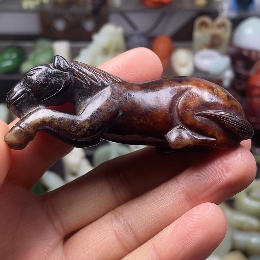 以***生和田玉（糖玉）未镶嵌颈饰