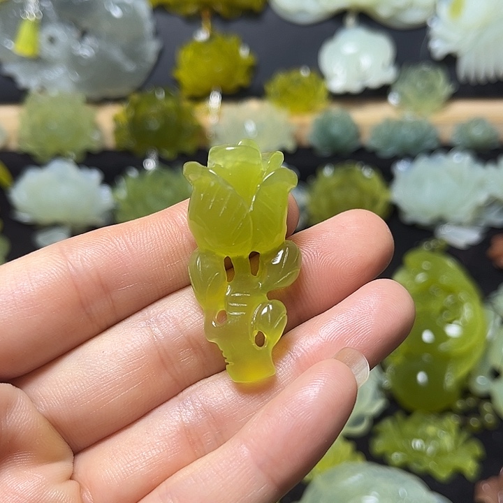 蛇纹石玉未镶嵌颈饰