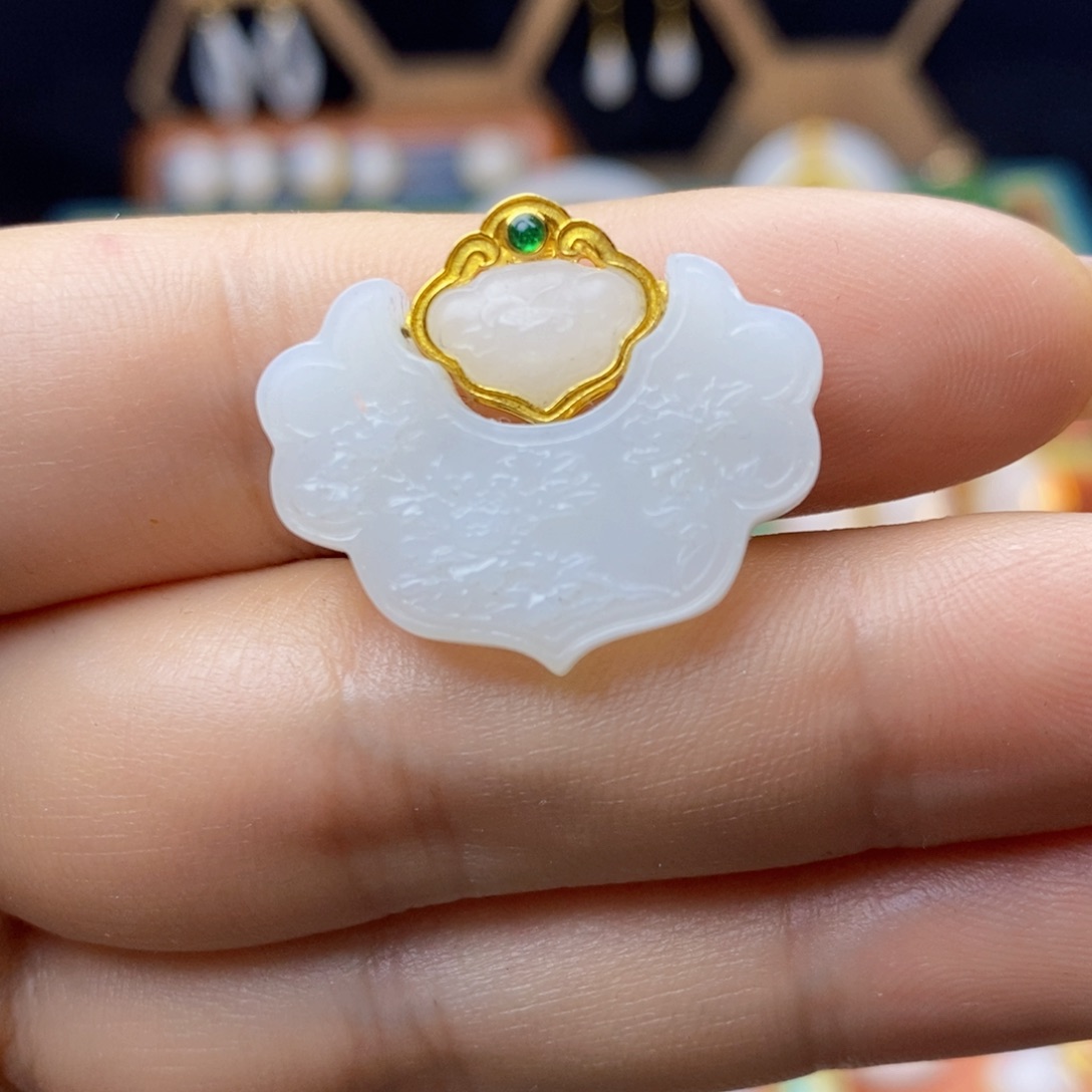 和田玉18K金镶嵌颈饰小*子