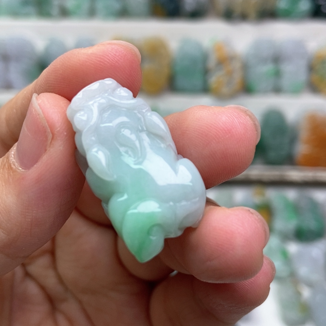 翡翠未镶嵌吊坠(赠链)