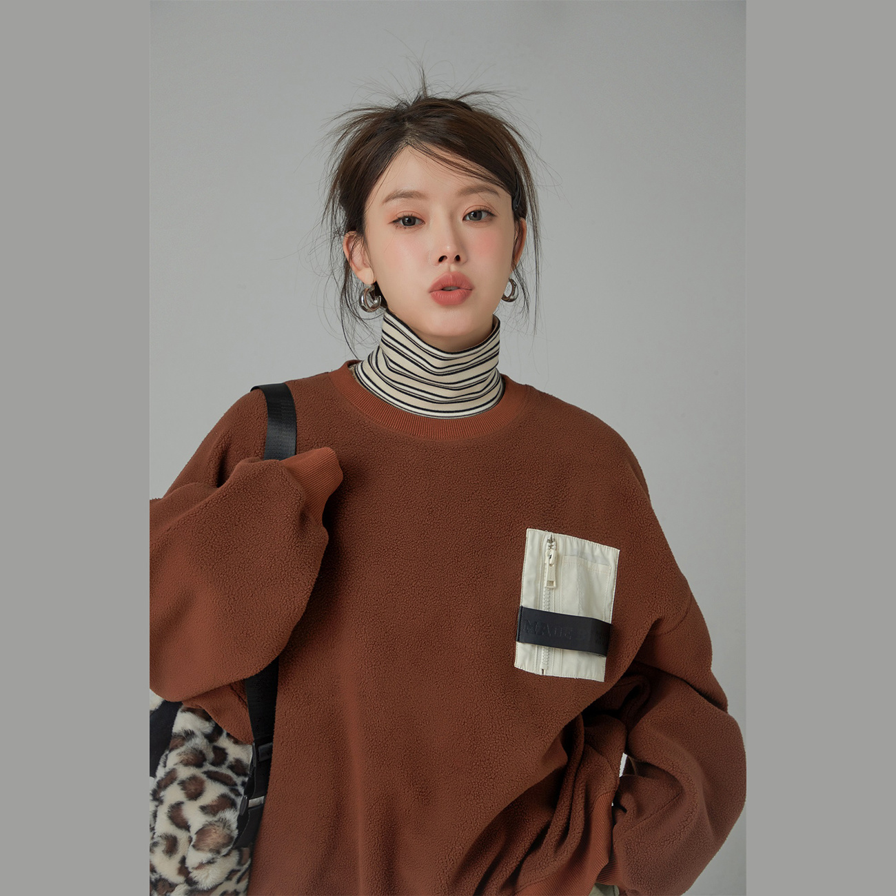 320J【云C专属】CHUU撞色口袋设计颗粒绒宽松套头卫衣-F