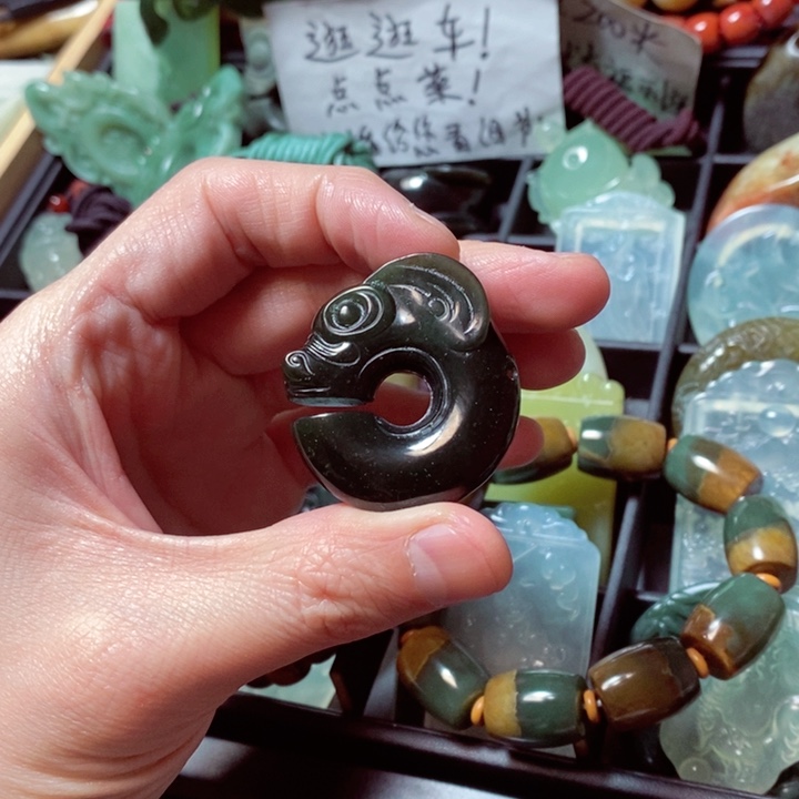 透闪石质玉颈饰未镶嵌