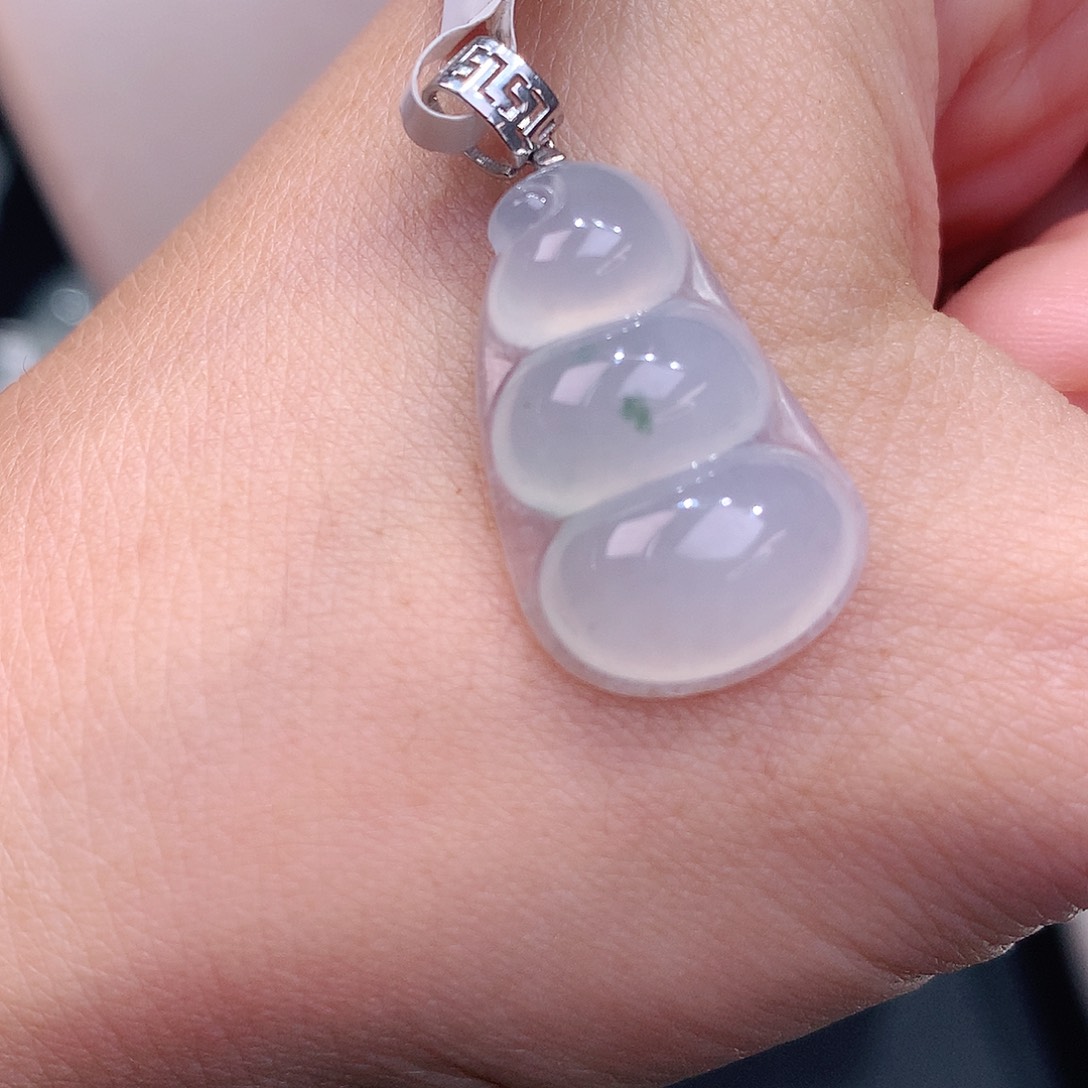 颈饰18K金镶嵌翡翠白冰飘花福豆