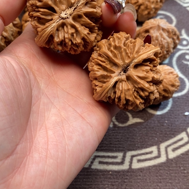 文玩核桃吊坠牡丹花王全品46