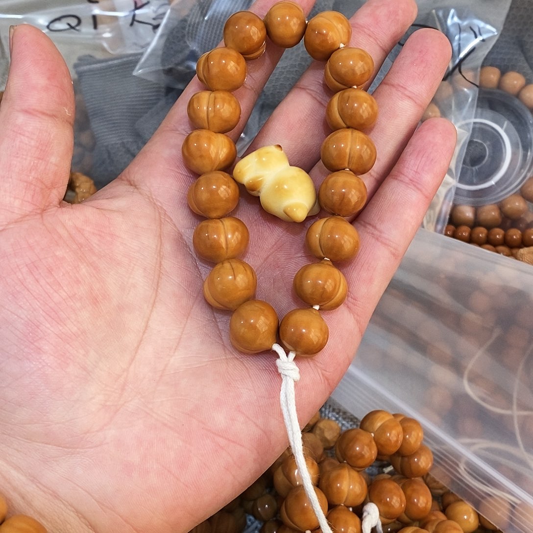 李***四猴头核桃吊坠光年柯基屁桃微瑕，带小熊配饰