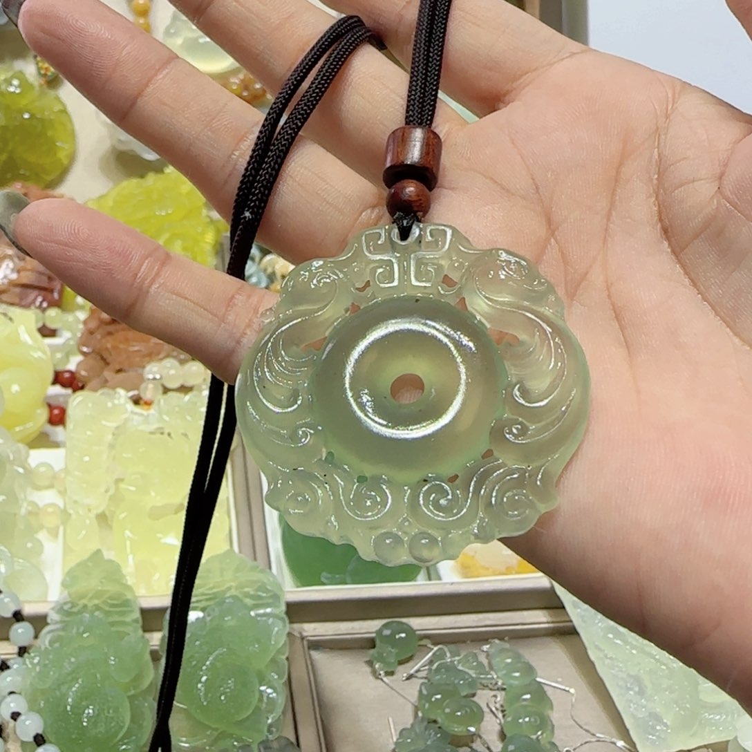 未镶嵌蛇纹石玉吊坠