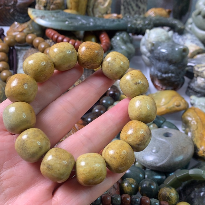 未镶嵌岫岩河磨玉（透闪石质玉）挂件