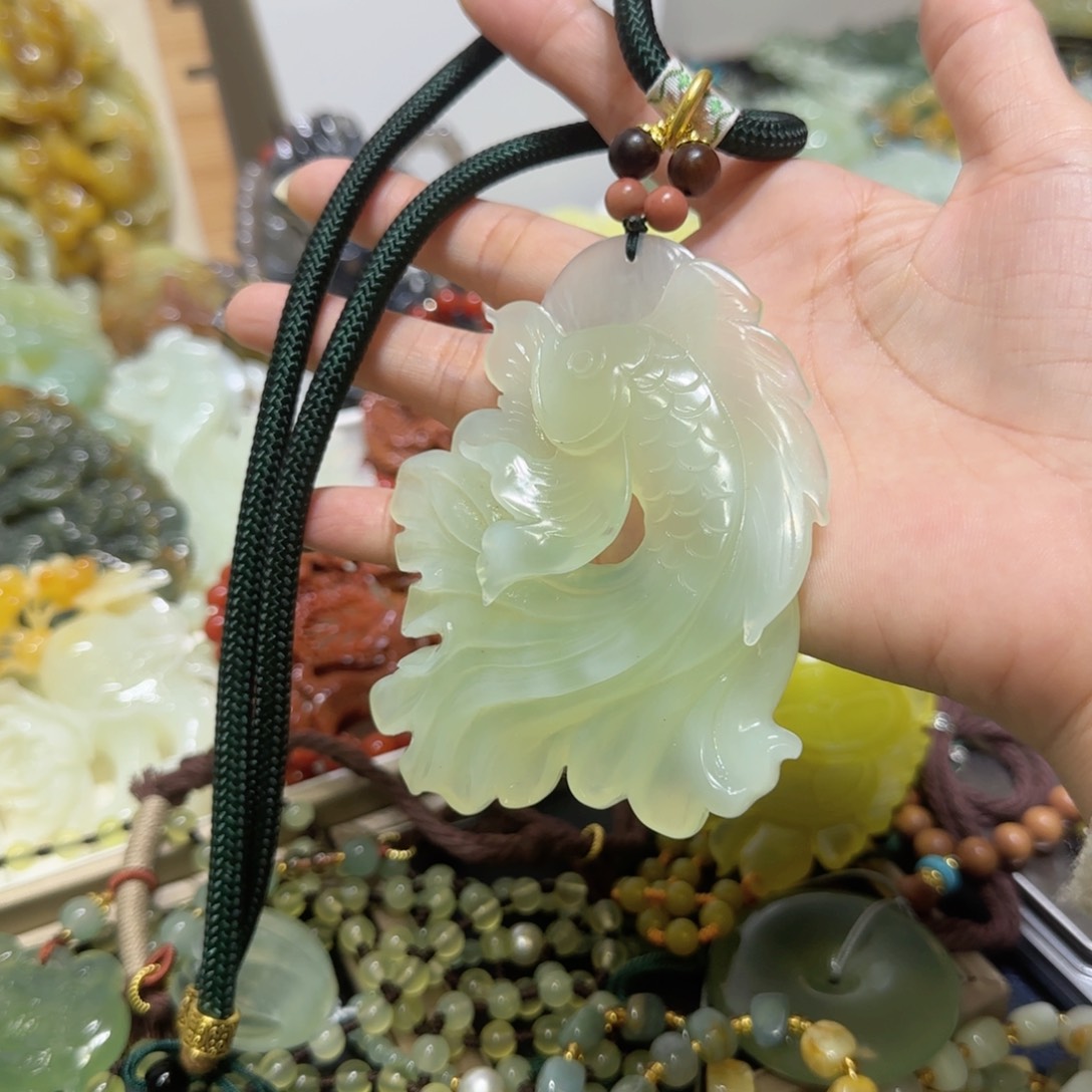 未镶嵌蛇纹石玉吊坠
