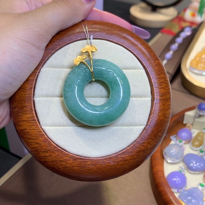翡翠18K金镶嵌颈饰翡翠
