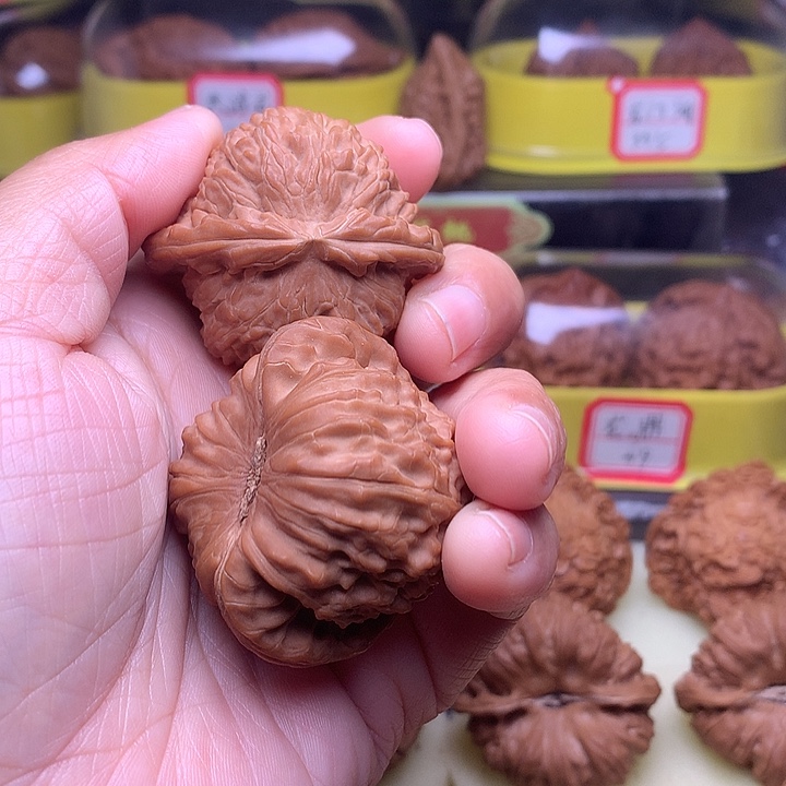 文玩核桃吊坠不**.白狮子
