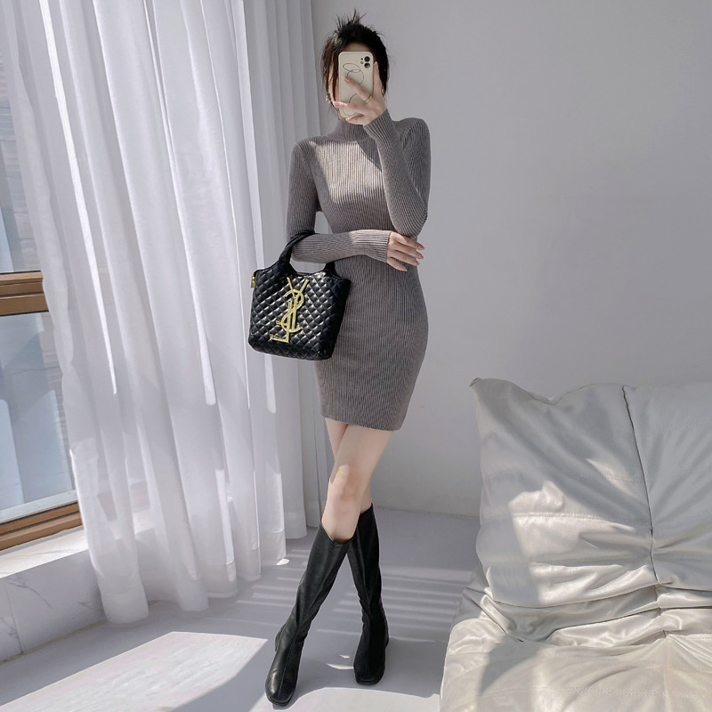 伊粉针织连衣裙女2025秋冬新款修身内搭短款包臀半高领毛衣短裙子