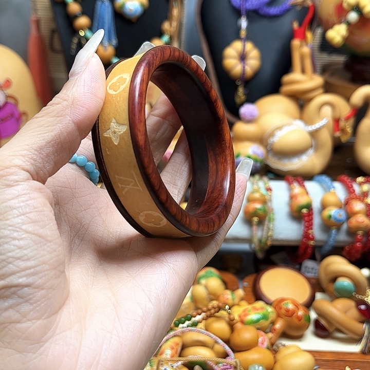 是***哦大叶紫檀（黑酸枝木类）