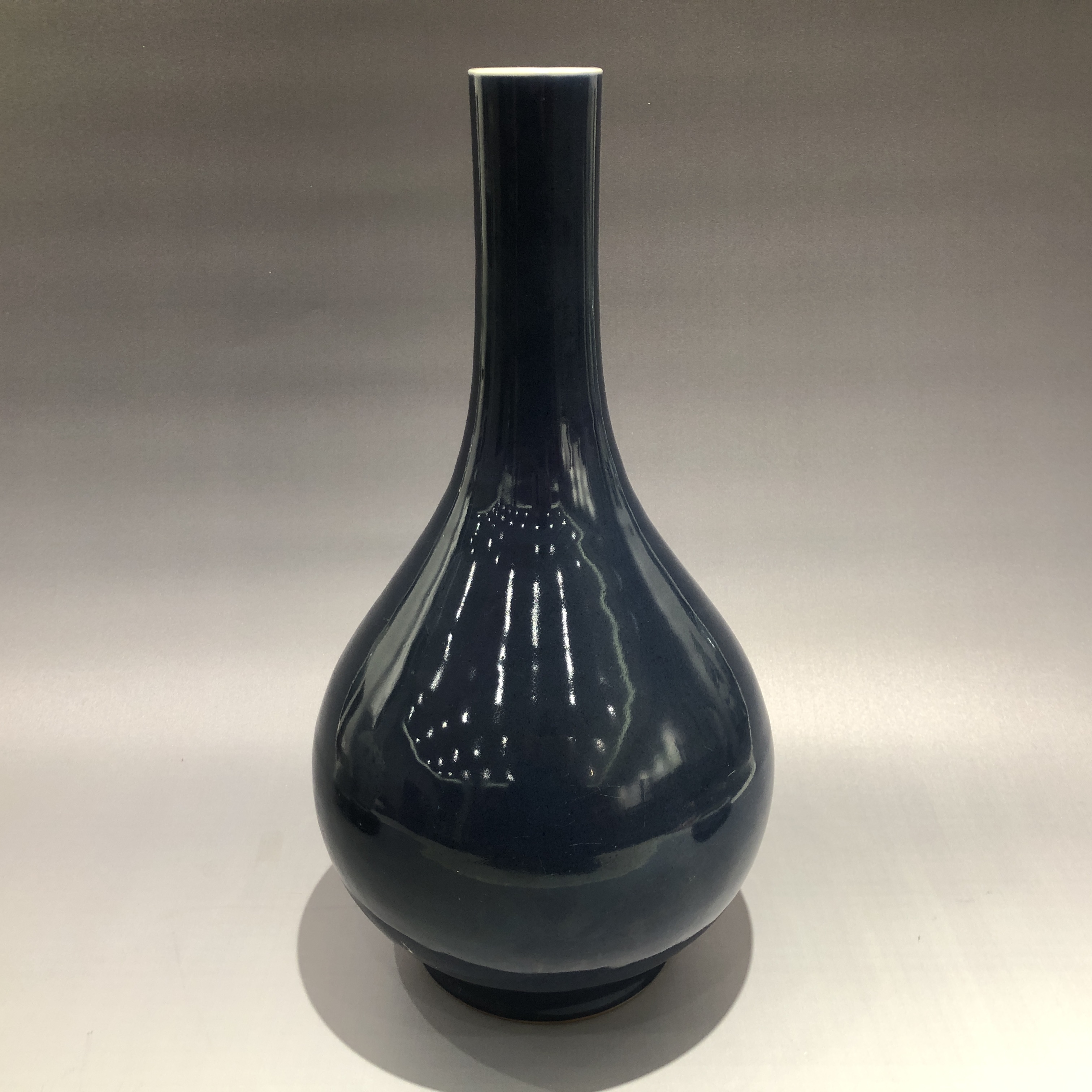 25100849清乾隆蓝釉长颈瓶 高49.6cm