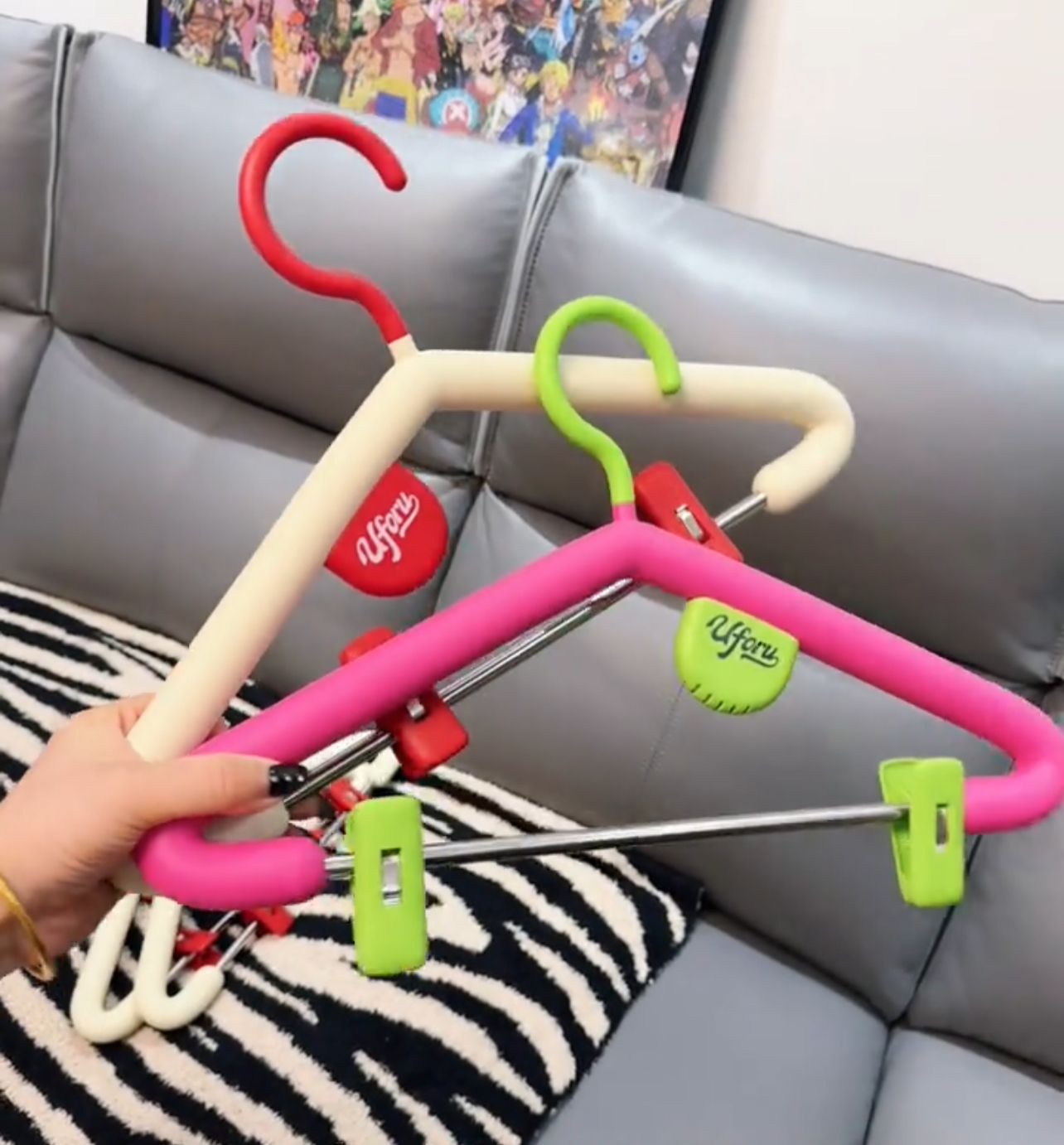 家用衣架无痕挂衣防滑衣服架防肩角塑料加粗款衣服撑子带创意香薰