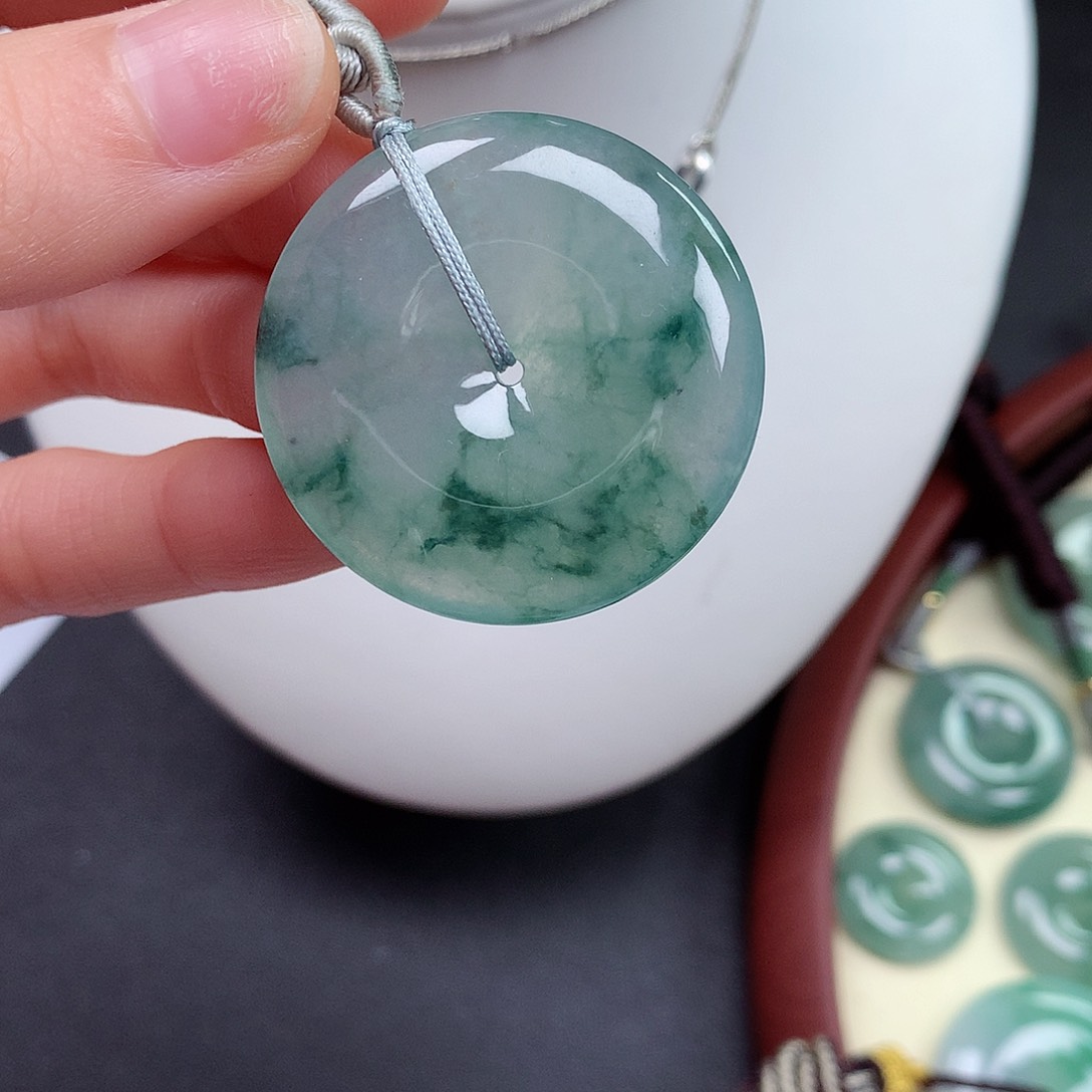 翡翠颈饰未镶嵌平安扣