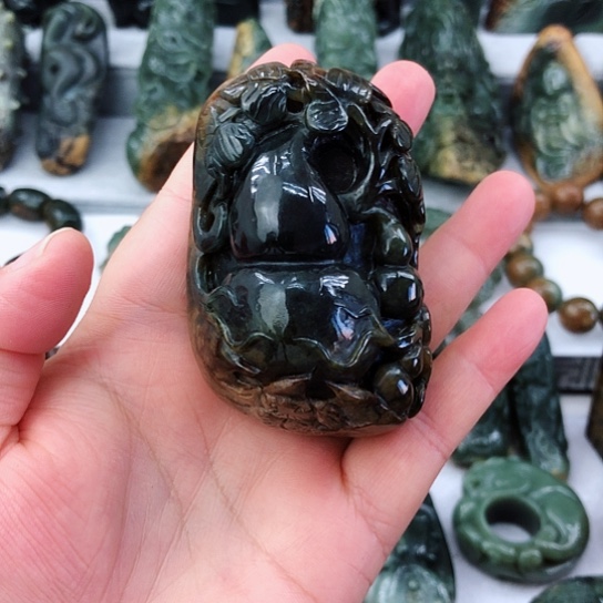 未镶嵌岫岩河磨玉（透闪石质玉）把件阿**鹰