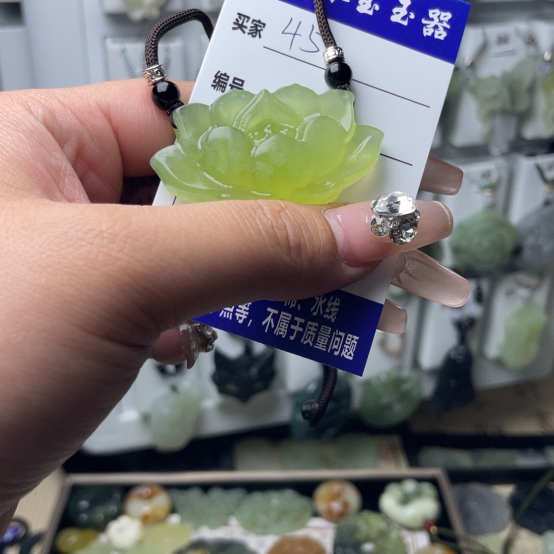 岫玉颈饰未镶嵌小****中莲花