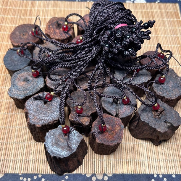 缅甸小叶降真香原木吊坠小手把-大小不一-发其一