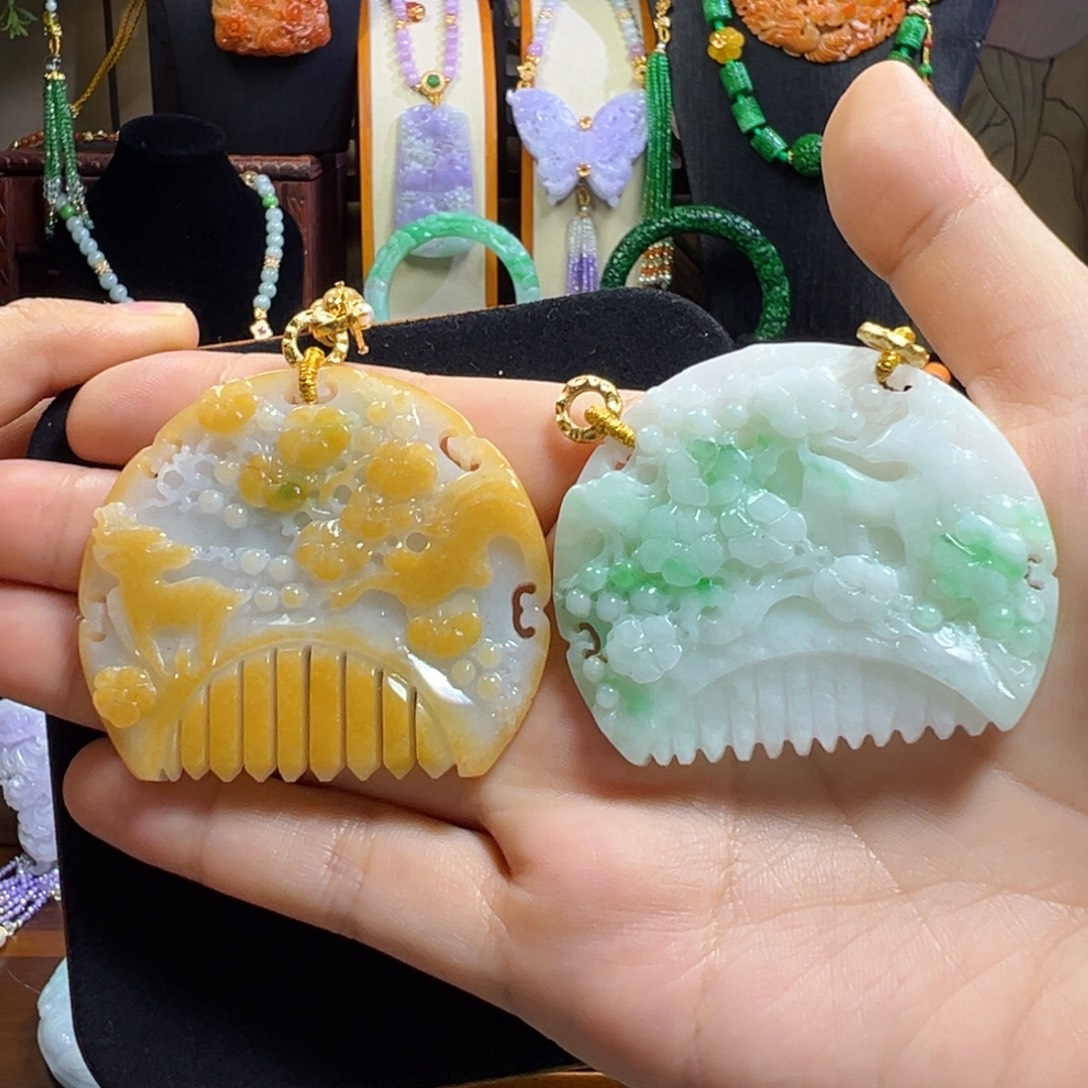 翡翠未镶嵌毛衣链一鹿生花梳子(一对)