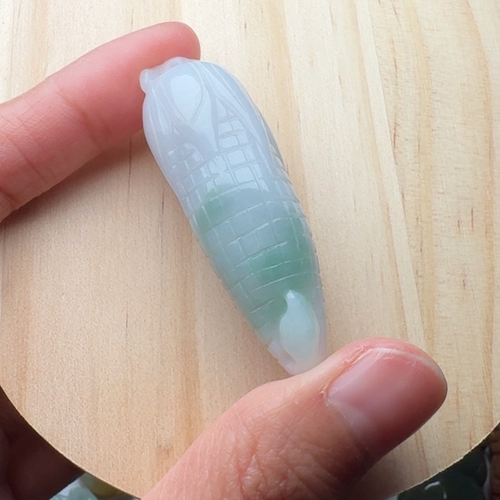 于***园翡翠未镶嵌颈饰玉米