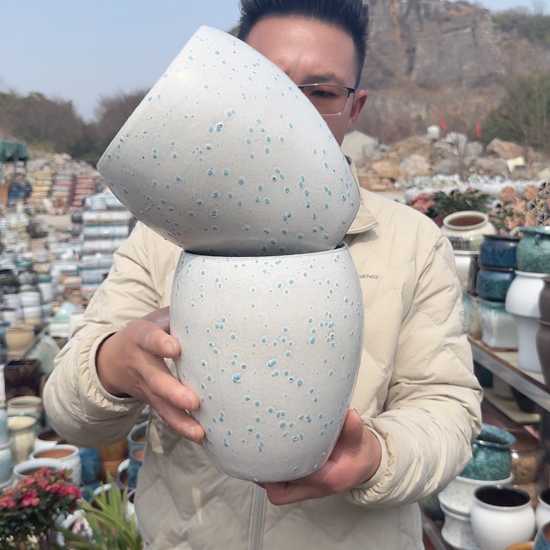 紫砂花盆口15高21；两个蛋壳白点的