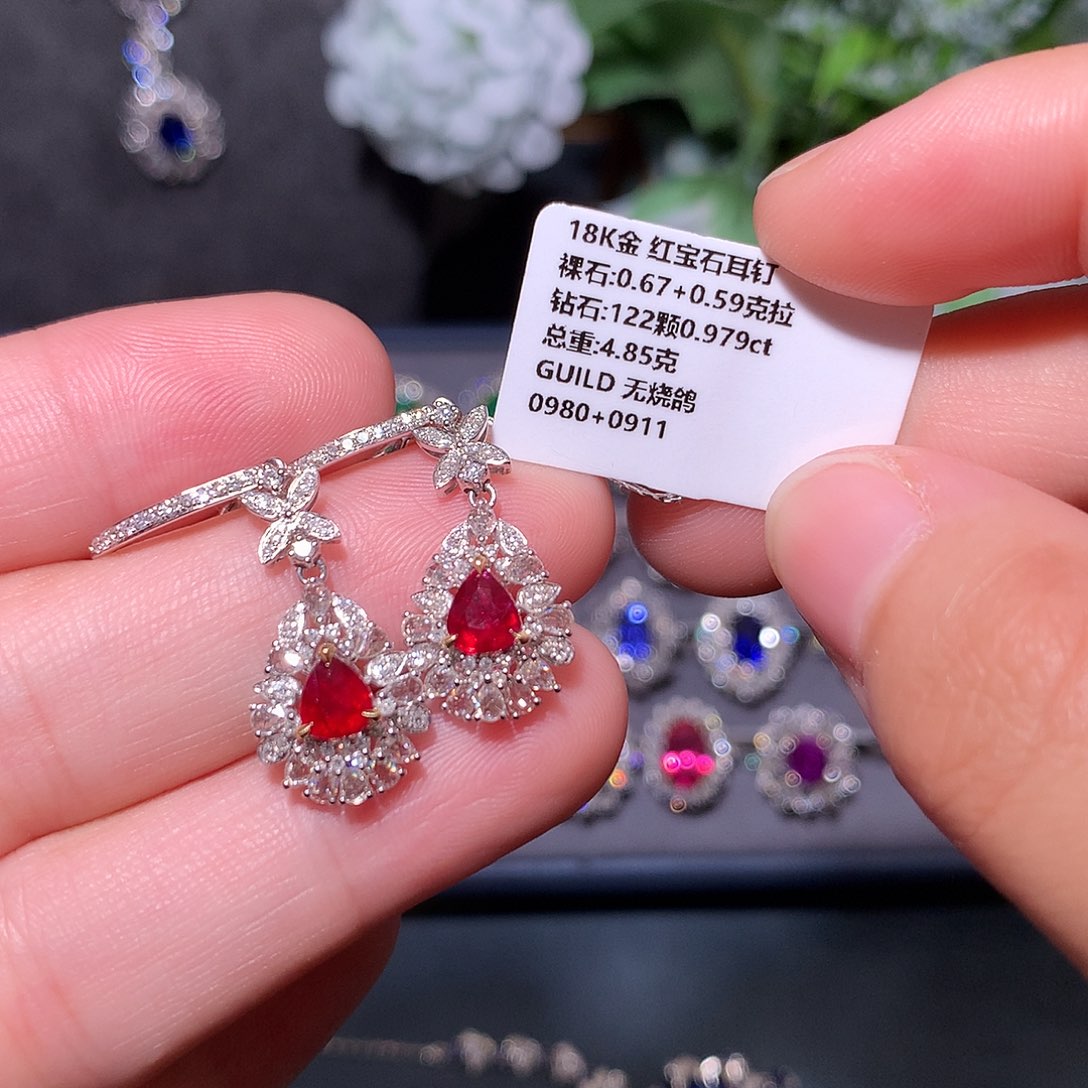 耳钉18K金镶嵌红宝石