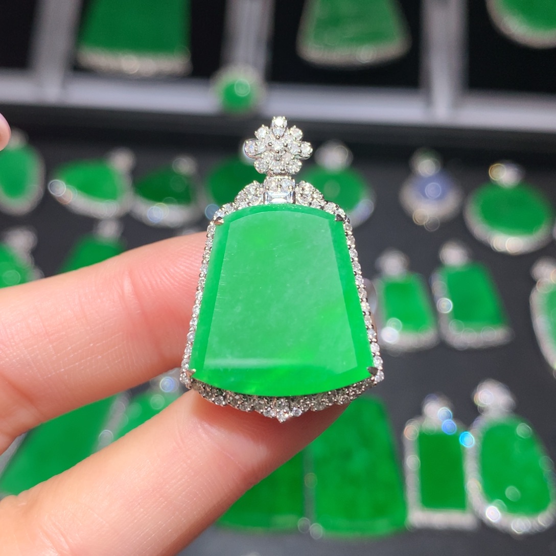 翡翠颈饰18K金镶嵌翡翠