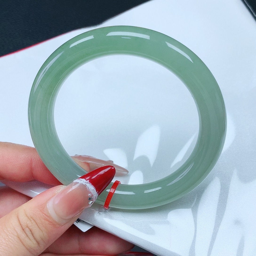 翡翠手镯未镶嵌54圈